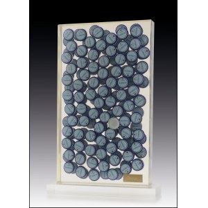 FERNANDEZ ARMAN - ARMAND PIERRE Nizza 1928 - New York 2005 &quot;Tuborg Lemon&quot; Accumulazione di tappi contenuti in resina poliestere, cm 25x42x5 (su base in plexiglass cm 2,5x29x9), del 1996. Esemplare 30/30, firma su targa in basso a destra e tiratu