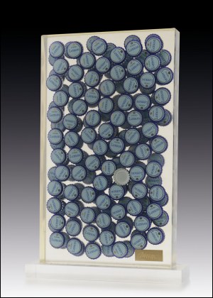 FERNANDEZ ARMAN - ARMAND PIERRE Nizza 1928 - New York 2005 "Tuborg Lemon" Accumulazione di tappi contenuti in resina poliestere, cm 25x42x5 (su base in plexiglass cm 2,5x29x9), del 1996. Esemplare 30/30, firma su targa in basso a destra e tiratu