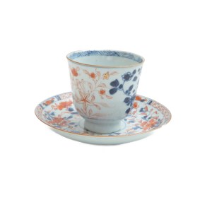 Tasse mit Untertasse aus polychromem Porzellan mit Imari-Dekor,