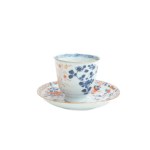 Tasse mit Untertasse aus polychromem Porzellan mit Imari-Dekor,