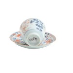 Tasse mit Untertasse aus polychromem Porzellan mit Imari-Dekor,