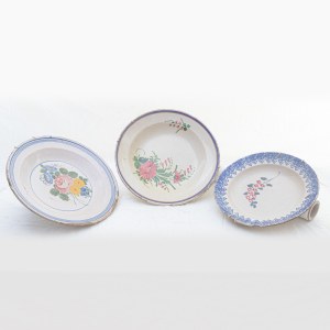 Lotto di tre piatti da parete in ceramica