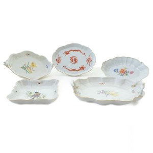 Sada pěti bílých porcelánových podnosů