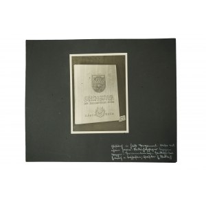 Fotografia przedstawiająca oprawę Księgi Gości Orkiestry miasta Poznania [Orchester der Gauhaupstadt Posen] wykonaną w czasie okupacji w zakąłdzie introligatorskim Ludwiga Albrechta w Poznaniu przy Berlinerstrasse 5