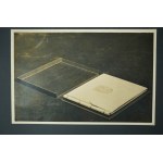 Fotografia przedstawiająca oprawę albumu wykonanego dla Biblioteki Raczyńskich w Poznaniu w czasie okupacji przez zakład introligatorski Ludwiga Albrechta w Poznaniu przy Berlinerstrasse 5