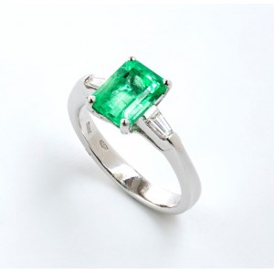 Emerald diamond gold ring