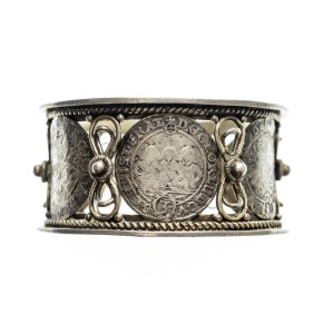 Silver serviette with 17th century 3-carat coins, German workshop after 1884.