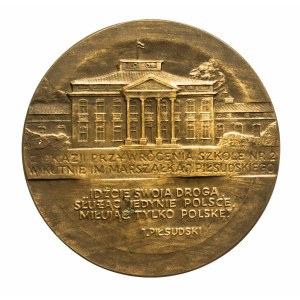 Polska, medal - przywrócenie imienia Piłsudskiego szkole w Kutnie