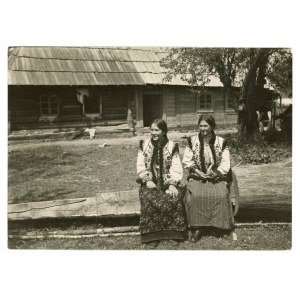 Pasieczna in Pokuttya - photo by H. Poddębski. Hutsul women in front of the cottage l. 1930s. (492)