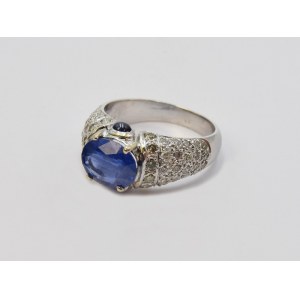 Anello con zaffiro