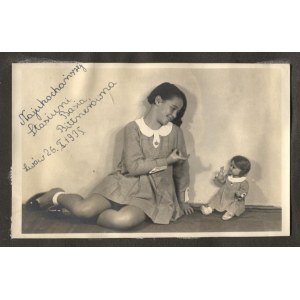 [BITTNERÓWNA Barbara]. Odręczna dedykacja Barbary Bittnerówny (jako 11-latki) na fotografii, dat....
