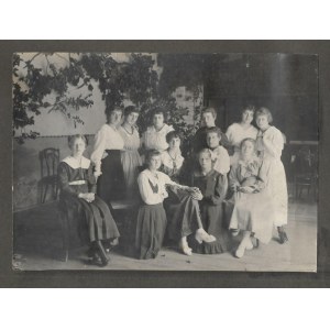 [JĘDRZEJÓW - nauczycielki i uczennice - fotografia pozowana]. [lata 1 wojny św.]. Fotografia form. 12x16,...