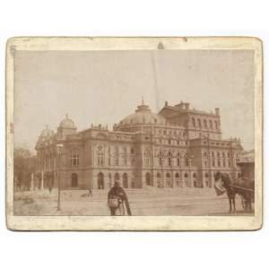 [KRAKÓW - przed budynkiem Teatru Miejskiego - fotografia widokowa, sytuacyjna]. [nie przed 1893, nie po 1909]...