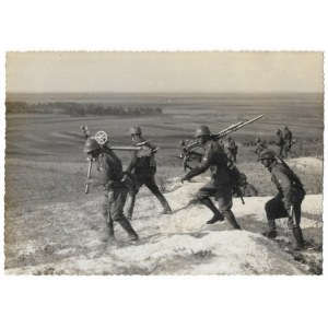 [WOJSKO Polskie - manewry wojskowe na Wołyniu - obsługa przenosząca ckm-y Hotchkiss wz. 14 - fotografia sytuacyjna]....