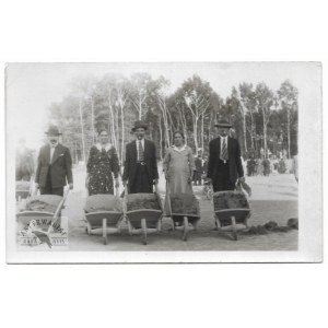 [KRAKÓW - sypanie kopca na Sowińcu - fotografia sytuacyjna, pozowana]. [VI 1936?]. Fotografia form. 8,8x13,...