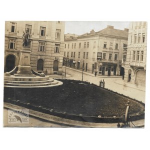 [LWÓW - widok na pomnik Franciszka Smolki - fotografia widokowa]. [nie po 22 VI 1916]. Fotografia form. 11x14,...