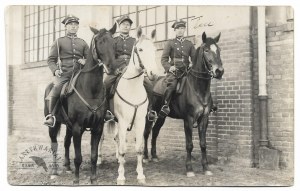 [Polish Army - artillerymen on horseback - situational photograph]. [l. 1930s]. Photograph form. 8,6x13,...