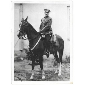 [WOJSKO Polskie - marszałek Józef Piłsudski na Kasztance - fotografia sytuacyjna]. [1924/nie po 1987]...
