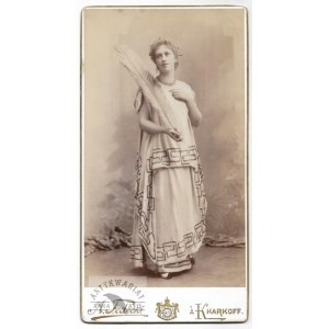 [FOTOGRAFIA portretowa - aktorka? - ujęcie w formacie gabinetowym]. [1899]. Fotografia form. 17,8x10,...
