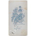 [FOTOGRAFIA portretowa - aktorka? - ujęcie w formacie gabinetowym]. [1899]. Fotografia form. 17,8x10,...