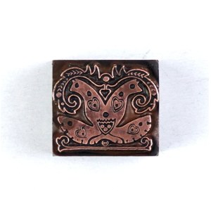 Motyw dekoracyjny projektu Henryka Uziembło. Klisza form. 1,8x2,2 cm na podstawie metalowej.