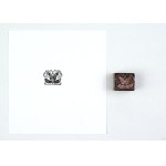 Motyw dekoracyjny projektu Henryka Uziembło. Klisza form. 1,8x2,2 cm na podstawie metalowej.