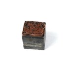 Motyw dekoracyjny projektu Henryka Uziembło. Klisza form. 1,8x2,2 cm na podstawie metalowej.