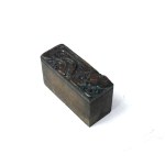 Motyw dekoracyjny kwiatowy (secesyjny). Klisza form. 3,6x1,4 cm na podstawie drewnianej.
