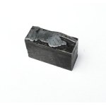 Rączka. Klisza form. 3,4x1,3 cm na podstawie metalowej.