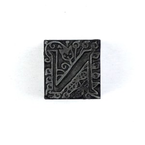 Litera N. Klisza form. 1,7x1,7 cm na podstawie metalowej.