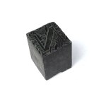 Litera N. Klisza form. 1,7x1,7 cm na podstawie metalowej.