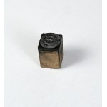 Nazwa Drukarni Antoniego Koziańskiego. Klisza form. 1,5x1,5 cm na podstawie drewnianej.