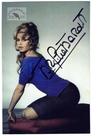 [BARDOT Brigitte]. Signature of Brigitte Bardot on color photograph.