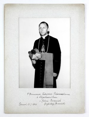 [BARANIAK Antoni]. Handwritten dedication of Antoni Baraniak, Archbishop of Poznan, under a portrait photograph,...