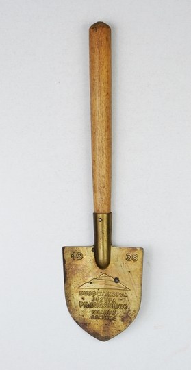 [Pilsudski's Mound in Cracow - commemorative vane]. 1936.
