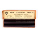 ISKRA i Karmański, M. Chyżewski i Ska. Pudełko kartonowe z kompletem 12 ołówków marki Atramentowy Memphis.