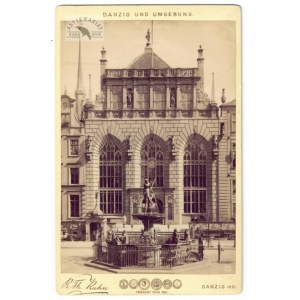 R. Th. Kuhn - Dwór Artusa i fontanna Neptuna w Gdańsku na fotografii z 1891.