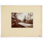 [GÓRY - Karpaty - Beskidy Wschodnie - Hucuł przy drodze - fotografia pozowana, widokowa]. [pocz. XX w.]...