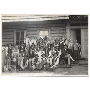 [GÓRY - Karpaty - Tatry - wesele w Chochołowie - fotografia zbiorowa, pozowana]. 1937. Fotografia form. 11,5x16,...