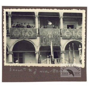 [KRAKÓW - przemowa rektora UJ Franciszka Tomasza Bratranka na Wawelu - fotografia sytuacyjna]. [1866/1867]...