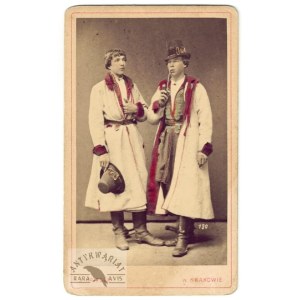 I. Krieger - dwaj mężczyźni w strojach krakowskich na podkolorowanej fotografii z ok....