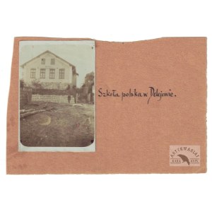 [KRESY - DELEJÓW - widok Szkołę Ludową im. Adama Asnyka - fotografia widokowa, sytuacyjna]. [pocz. XX w.]...