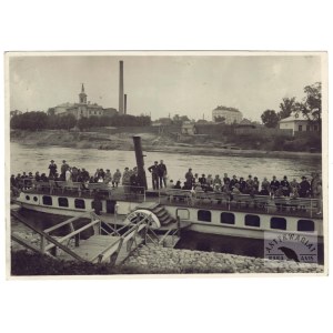 [KRESY - WILNO - pasażerowie parowca Pan Tadeusz na Willi - fotografia sytuacyjna]. [IX 1936?]....