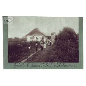 [KRESY - WOŁOSÓW - widok na Szkołę Ludową im. Tadeusza Kościuszki  - fotografia widokowa, sytuacyjna]. [pocz. XX w.]...