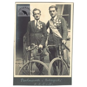 [SPORT - mistrzowie kolarscy z Krakowskiego Klubu Cyklistów i Motorzystów - fotografia sytuacyjna, pozowana]. [1926]...