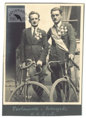 [SPORT - cycling champions from the Cracow Cyclists and Motoring Club - situational photograph, posed]. [1926]...