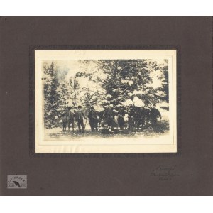 [ZESŁAŃCY polityczni na polowaniu w syberyjskiej tajdze - fotografia sytuacyjna]. [1913]. Fotografia form. 10x15,...