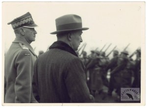 [Polish Army - General Wladyslaw Sikorski and Czechoslovakian President Edward Beneš in Kineton during an army review - f...