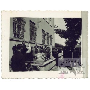 [II WOJNA św. - łapanka - fotografia sytuacyjna]. [pocz. l. 40. XX w.]. Fotografia form. 5,4x6,...