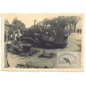 [II WOJNA św. - powstanie warszawskie - przewrócony tramwaj - fotografia sytuacyjna]. [nie przed VIII 1944]...